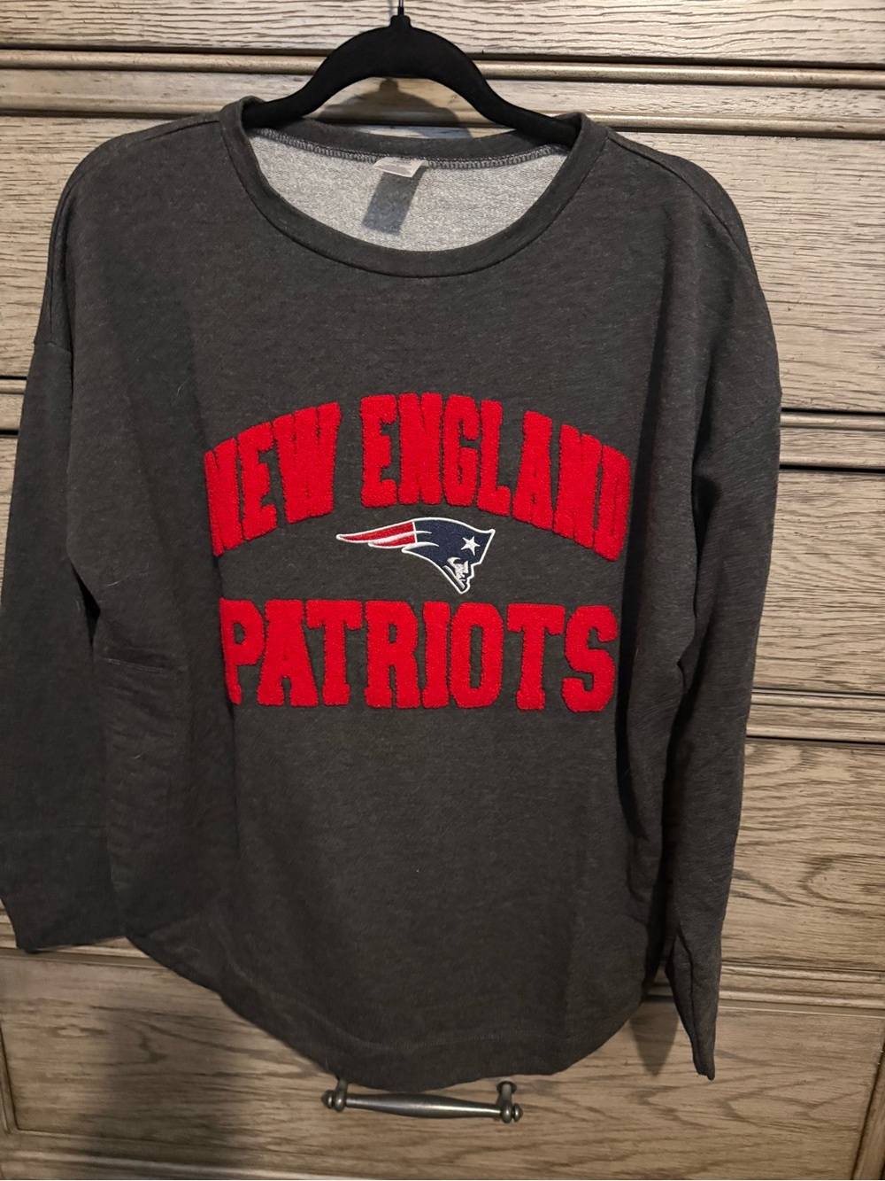 NFL Women's Dark Gray Crewneck Sweatshirt with Red Appliqué